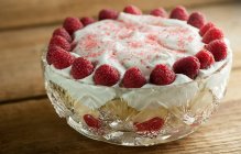 Delicious raspberry pie with raspberries and cream. — Stock Photo