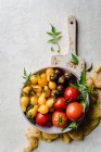 Légumes biologiques frais dans un bol sur fond gris. vue de dessus. — Photo de stock