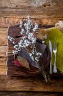 Tavola natalizia apparecchiata su vecchie tavole di legno con fiori, vista dall'alto — Foto stock