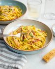 Спагетти карбонара с беконом и тертым пармезаном — стоковое фото