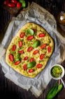 Foccacia senza glutine con pesto all'aglio selvatico e pomodorini — Foto stock