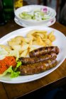 М'ясо на грилі з картоплею та салатом — стокове фото