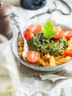 Pesto vert végétalien aux tomates séchées, servi avec des pâtes russes aux lentilles rouges — Photo de stock