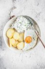 Pranzo vegetariano semplice. Uovo fritto, patate fritte e ricotta con cipolla verde. — Foto stock