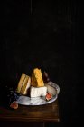 Primo piano della deliziosa selezione di formaggi con frutta — Foto stock