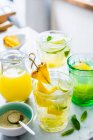 Cocktails de mojito à l'ananas frais avec jus de fruits frais dans une cruche — Photo de stock