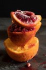 Naranjas prensadas y naranjas de sangre apiladas - foto de stock