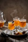 Heißer glühender Apfelsaft mit Gewürzen, Zimt, Nelken, Sternanis, Orangenscheiben und Schale — Stockfoto
