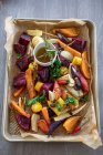 Печеный картофель с овощами и специями на деревянном фоне — стоковое фото