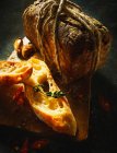 Чабатта ломтики и рустик хлеба на деревянной доске — стоковое фото