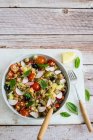 Salade de quinoa aux pois chiches, radis et tomates cerises — Photo de stock