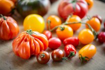 Verschiedene Arten von frischen Tomaten, Nahaufnahme — Stockfoto