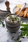 Anacardo vegano y salsa de hierbas con mini papas asadas - foto de stock