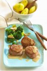 Schweinemedaillons mit Brokkoli und Mandelflocken — Stockfoto