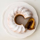 Мармуровий торт з цукровою пудрою, нарізаний — стокове фото