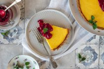 Пирог из рикотты с соусом из вишни — стоковое фото