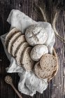 Pan y bollos sin gluten en la cesta - foto de stock