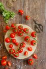Tomates frescos e orégano — Fotografia de Stock