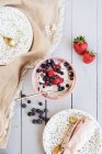 Primer plano de delicioso yogur vegano con bayas - foto de stock