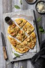 Pizza Bianca mit Kartoffeln, Salbei, Frühlingszwiebeln, Parmesan und Sardellen — Stockfoto