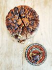 Nahaufnahme von köstlichem Hefekuchen mit Schokolade, in Scheiben geschnitten — Stockfoto