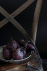 Cebollas rojas frescas sobre un fondo negro - foto de stock