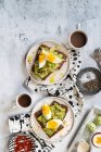 Fette di pane condite con avocado e uova a colazione — Foto stock