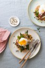 Poached egg on toast with asparagus, ham, parmesan cheese and thyme - foto de stock