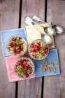 Müsli mit Joghurt und Granatapfelkernen in Schalen — Stockfoto