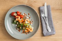 Roasted romaine lettuce hearts with shrimps and tomatoes — Stock Photo