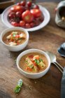 Гаспачо в маленьких мисках для супа — стоковое фото