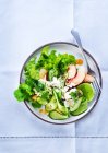 Салат з огірком, персиками, фетою та лаймом — стокове фото