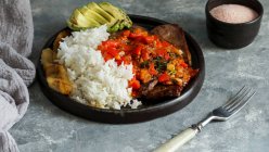 El Bistec a la Criolla - steak de boeuf colombien avec sauce tomate, riz, avocat, frites de bananes — Photo de stock