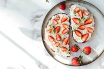 Bread with orange ricotta, strawberries, honey and thyme — Stock Photo