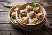 Vegan wild garlic bread dumplings made in  bamboo steamer — Foto stock
