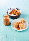 Knackig gebackenes Hühnchen mit Rosmarin-Süßkartoffeln und Ketchup — Stockfoto