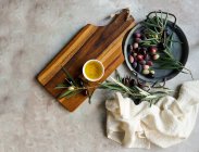 Ветка оливкового дерева, салфетка, оливковое масло — стоковое фото