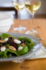 Салат из шпината и карамельной свеклы, крупный план — стоковое фото