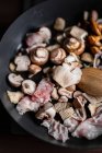 Close-up de deliciosos cogumelos e pancetta — Fotografia de Stock