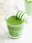 Green smoothie with cucumber slices — Stock Photo