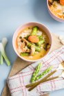 Чаша для супа из овощей и риса — стоковое фото