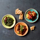 Афгаханская еда: окра, цветная капуста и шпинат — стоковое фото
