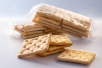 Pacchetti cracker senza glutine e cracker su sfondo bianco — Foto stock