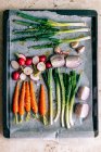 Frisches Gemüse auf einem hölzernen Hintergrund — Stockfoto