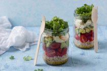 Saladas em um jarro com grãos, legumes e ovo cozido — Fotografia de Stock