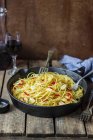 Spaghetti aglio, olio e peperoncino, blach pepper, красное вино (Италия)) — стоковое фото