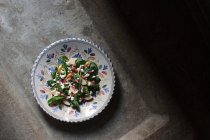 Гранат зимний салат с фета, фундук, шпинат и груша — стоковое фото