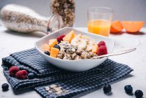 Porridge vegano con frutta fresca e succo d'arancia — Foto stock