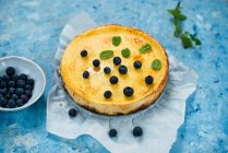 Creme Brulee Käsekuchen mit Blaubeeren — Stockfoto