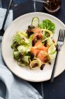 Салат из копченого лосося с огурцом и оливками — стоковое фото